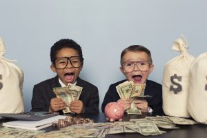 Kinder halten Geld mit Geldsäcken
