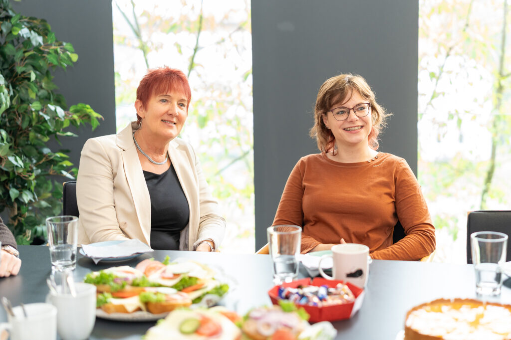 Mitarbeiterinnen in einer Steuerkanzlei in Bochum stehen für attraktive Benefits, flexible Arbeitszeiten und moderne Arbeitsbedingungen
