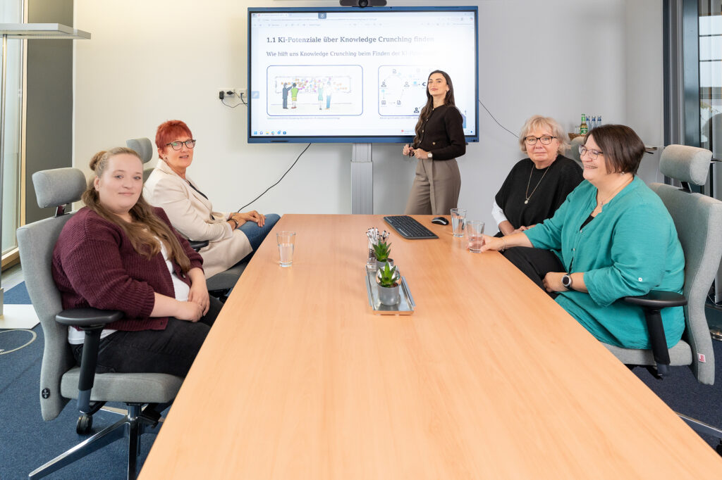 Steuerberater Team in Bochum arbeitet gemeinsam an digitalen Lösungen und betreut Mandanten persönlich im Büro